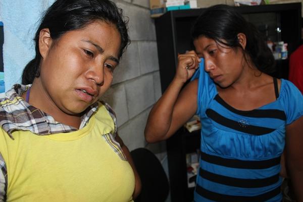 Eligia y Rosalina lloran mientras recuerdan cuando murió su progenitora y  sobrevivieron en la calle. (Foto Prensa Libre: Óscar González)