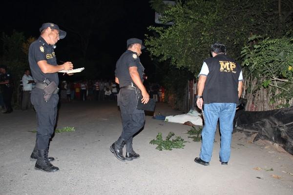 Autoridades buscan evidencias del crimen.