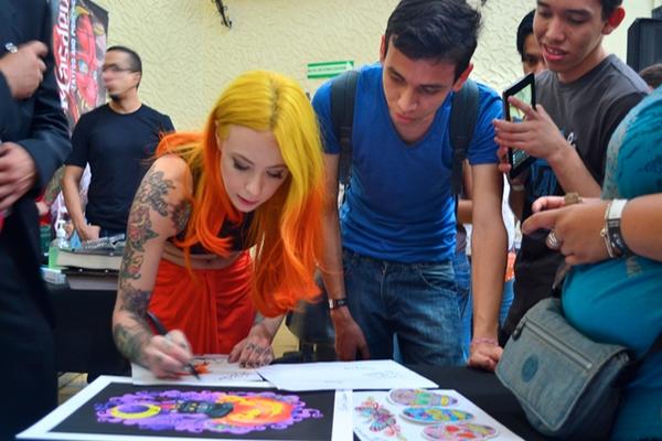 Tatuadora Megan Massacre firma autógrafos (Foto Prensa Libre: ÁNGEL ELÍAS). <br _mce_bogus="1"/>