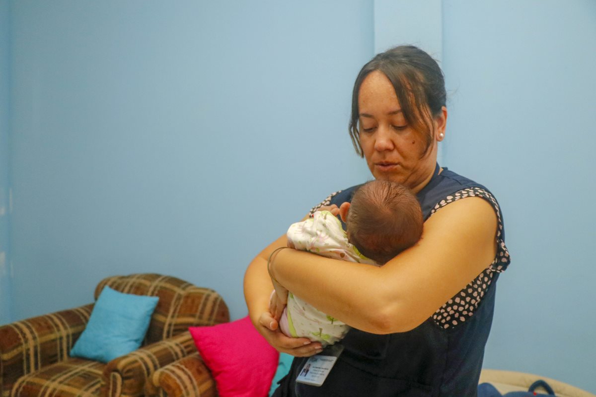Una trabajadora de la PGN carga a la niña de 6 meses que fue rescatada en una cantina de la zona 1 de Retalhuleu. (Foto Prensa Libre: Rolando Miranda)