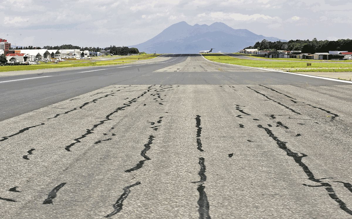 La pista del Aeropuerto es una de las próximas inversiones para mejorar la calidad del servicio. (Foto Prensa Libre: Hemeroteca PL)