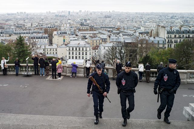 París, la capital de Francia es custodiada por policía especial. Seguridad parecida estará en el juego entre Alemania y Holanda. (Foto Prensa Libre: EFE)