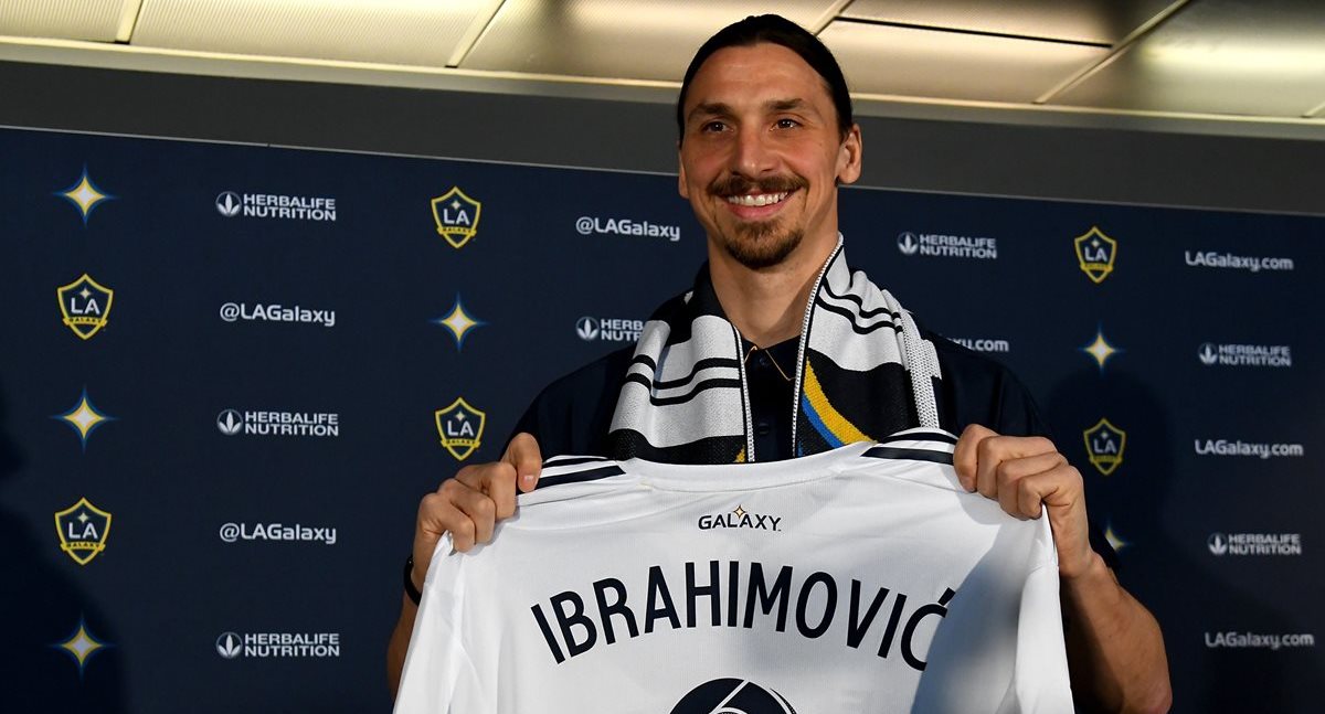 Zlatan Ibrahimovic sonríe con la camisa del Galaxy de Los Ángeles en su presentación oficial. (Foto Prensa Libre: AFP)