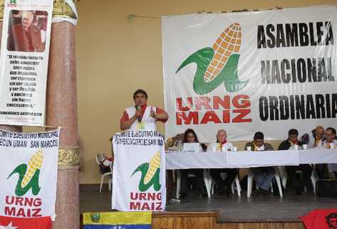 Wálter Félix, excandidato a diputado por la URNG, modera la asamblea en que  Ángel Sánchez —derecha— resulta electo secretario general.