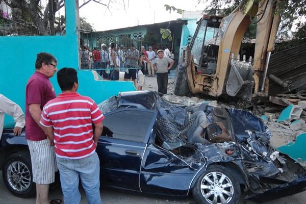 La máquina destruyó un carro y causó daños a una vivienda en Estanzuela, Zacapa. (Foto Prensa Libre: Víctor Gómez)<br _mce_bogus="1"/>