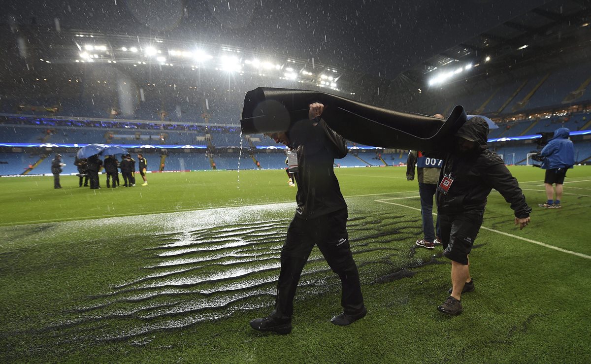 El campo quedó inundado luego de las torrenciales lluvias en Manchester. (Foto Prensa Libre: EFE)