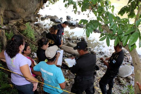 MP y PNC elaboran el acta para levantar el cadáver. (Foto Prensa Libre: Rolando Miranda)<br _mce_bogus="1"/>