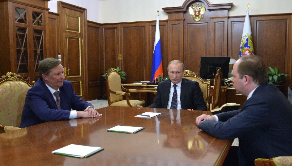 Vladimir Putin(c) se reúne con el nuevo jefe del gabinete Anton Vayno (d) y Sergei Ivanov. (Foto Prensa Libre: AP)