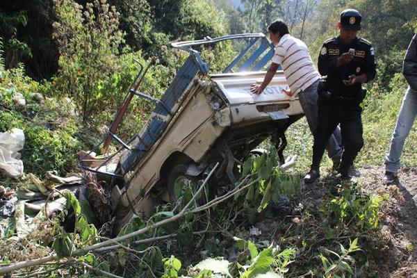 Un picop cayó a un barranco en Nahualá, Sololá, y una mujer murió por el accidente. (Foto Prensa Libre: Ángel Julajuj)<br _mce_bogus="1"/>