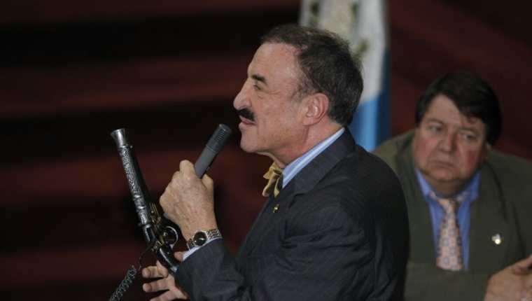 Diputado Fernando Linares muestra un arma de plástico durante la discusión de las reformas a la Ley de Armas y Municiones. (Foto Prensa Libre: Paulo Raquec)