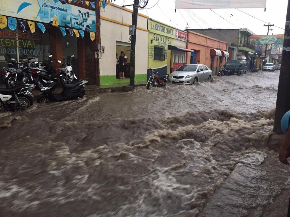 La lluvia causó inundaciones en el centro de Ipala, Chiquimula. (Foto Prensa Libre: Mario Morales)