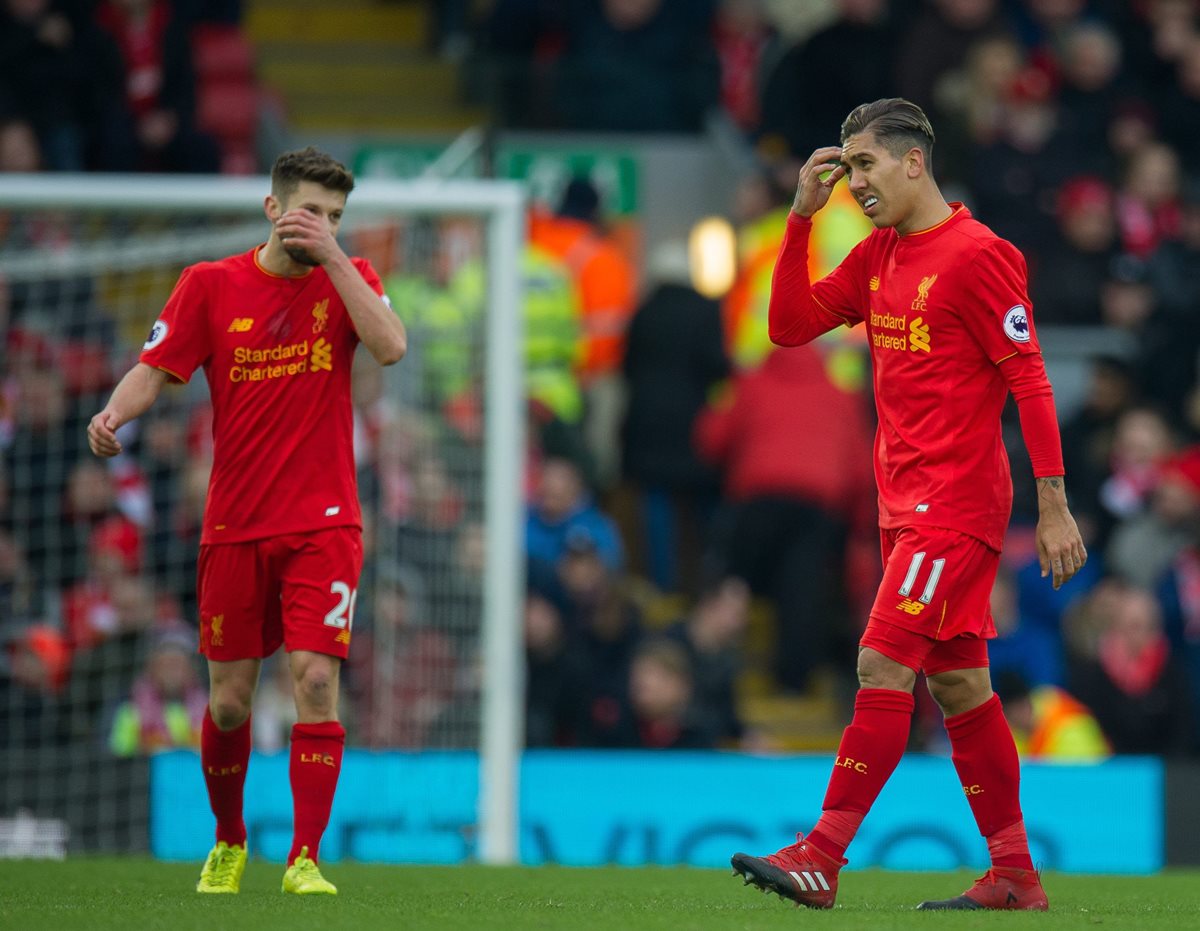 Así reaccionaron los jugadores del Liverpool luego del gol de Sigurosson. (Foto Prensa Libre: EFE)