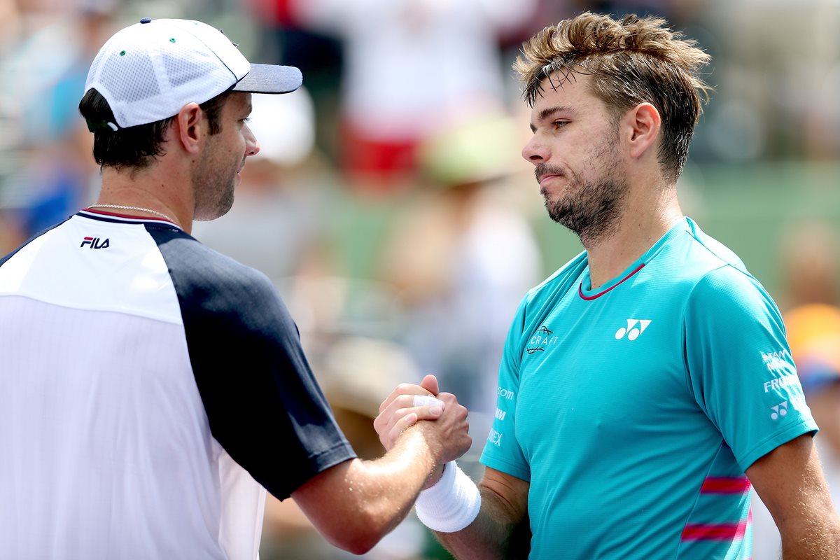 Wawrinka recibe las felicitaciones del argentino Zeballos al finalizar el partido. (Foto Prensa Libre: AFP)
