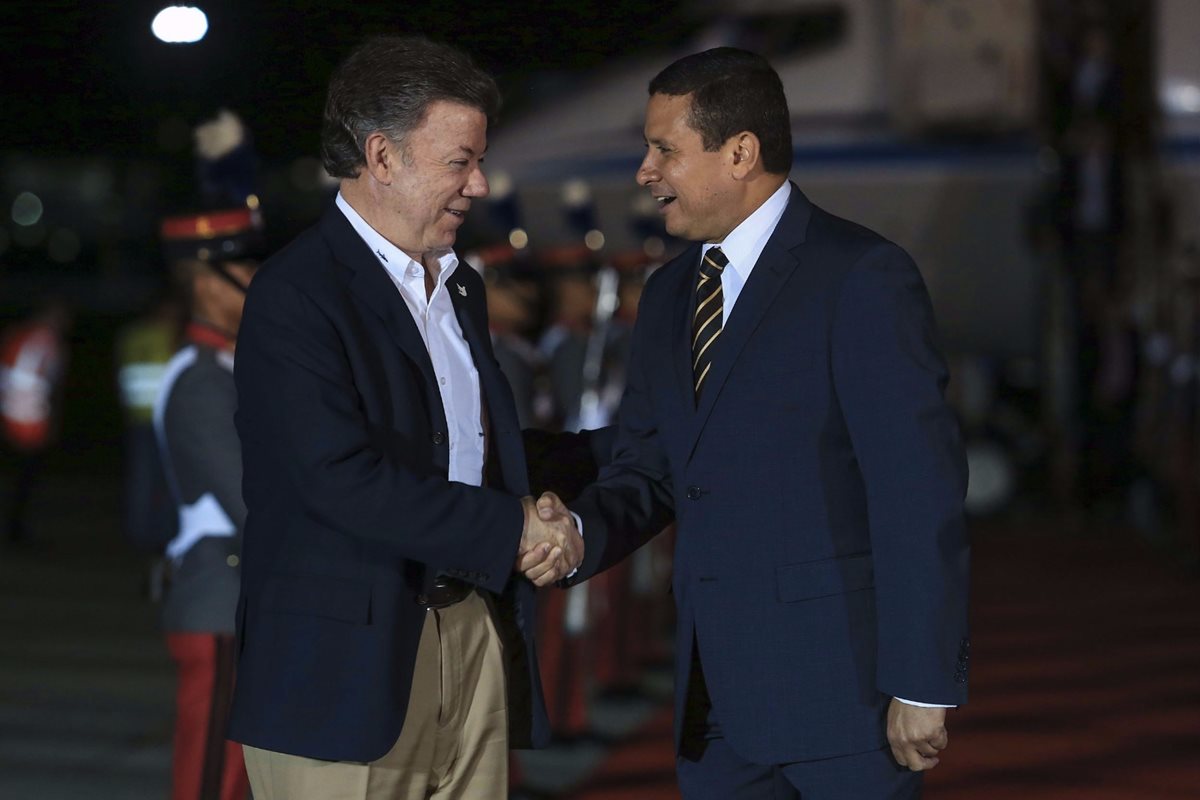 El presidente de Colombia llega a Guatemala y es recibido por el canciller Raúl Morales. (Foto Prensa Libre: Cortesía Presidencia)