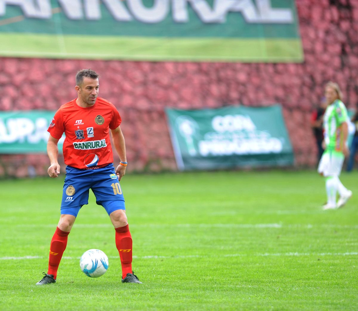 Alessandro Del Piero controla el balón durante el partido en El Trébol. (Foto Prensa Libre: Edwin Fajardo)