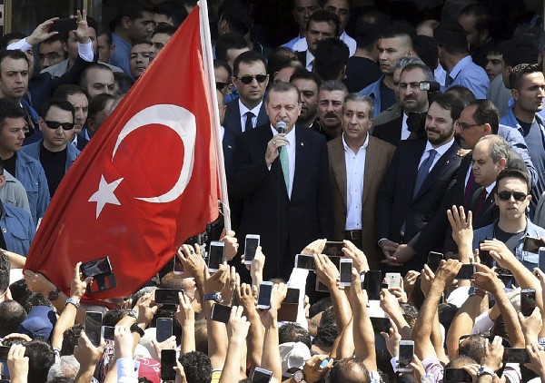 Recep Tayyip Erdogan (c) habla a la prensa después de las oraciones del viernes. (Foto Prensa Libre: AP)