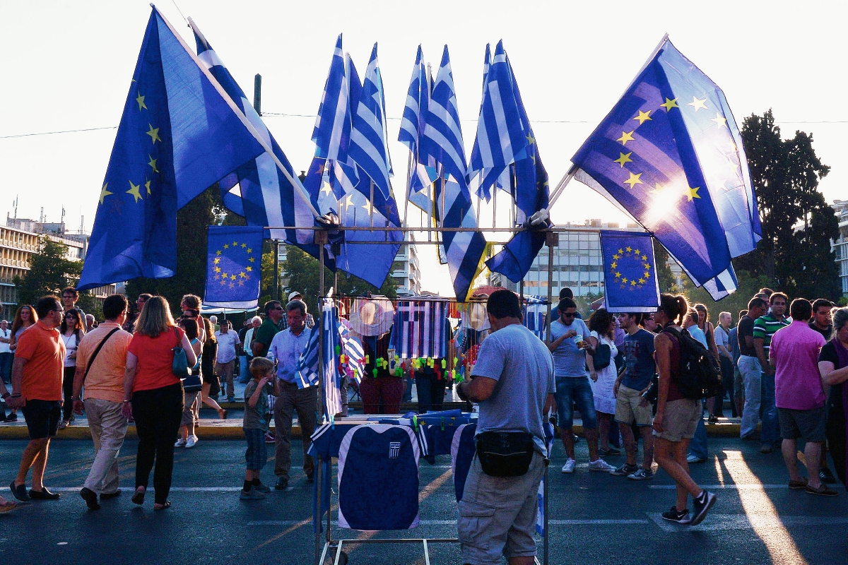 Manifestantes ondean banderas de Grecia y de la Unión Europea durante la marcha de este jueves. (Foto Prensa Libre: AFP).