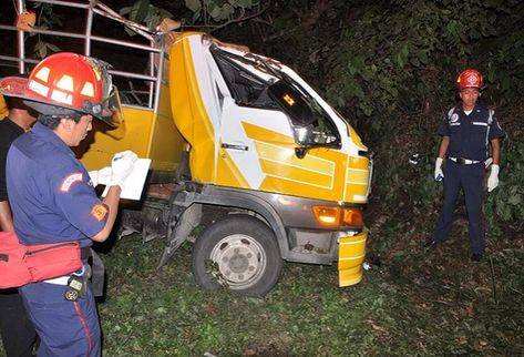 En este camión se accidentaron los cortadores de café. (Foto Prensa Libre: Angel Revolorio)