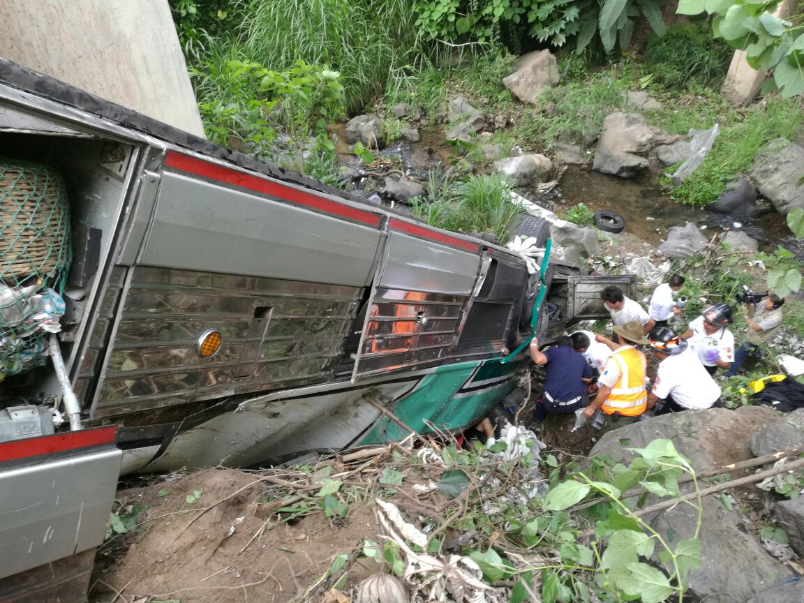 Autobús queda volcado luego de accidente en la ruta a El Salvador. (Foto Prensa Libre: Oswaldo Cardona)