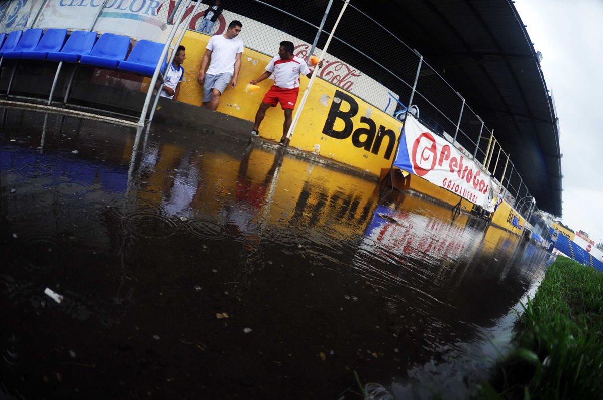 El acceso al área de camerinos está inundado.