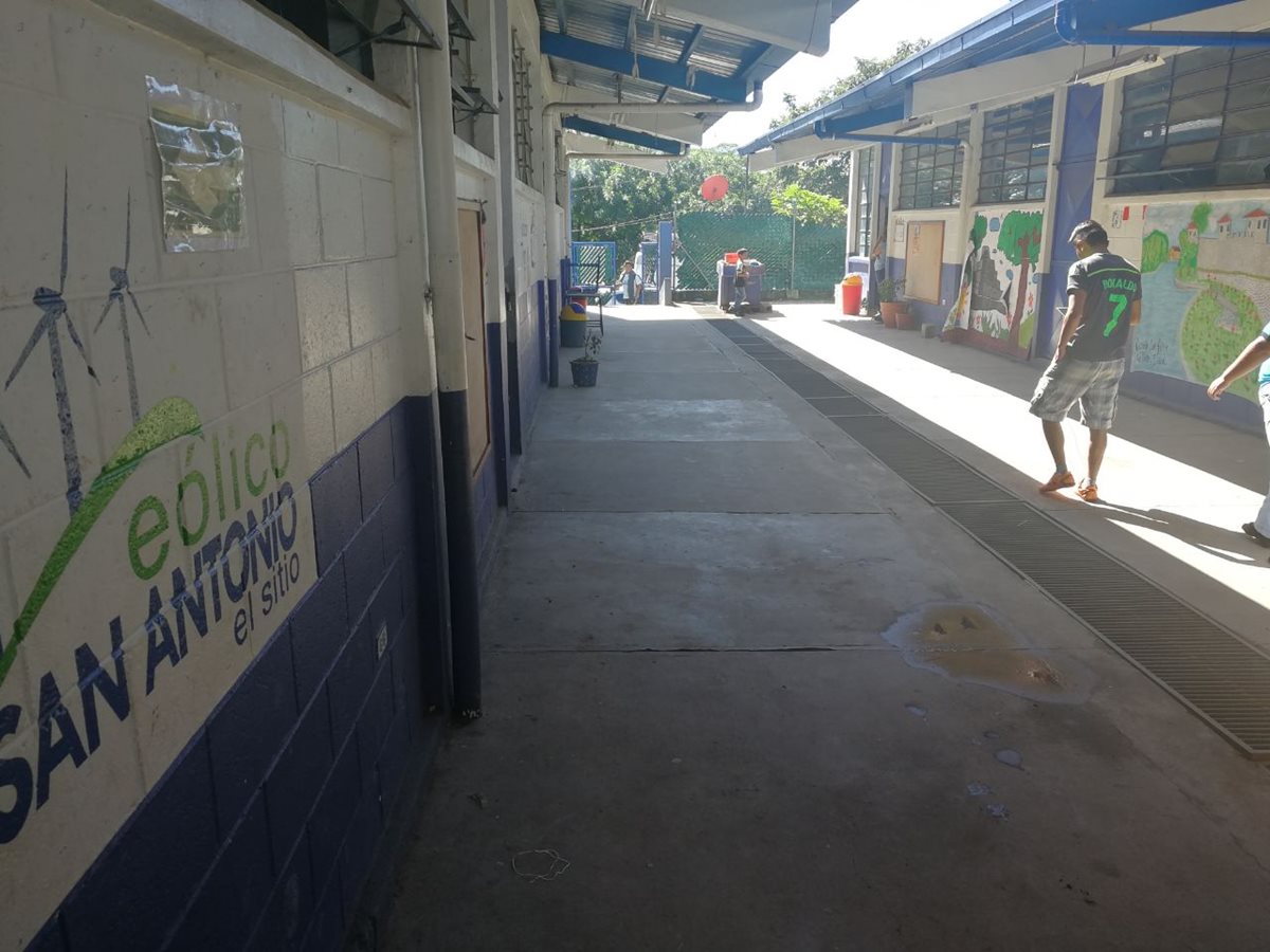 Las clases fueron suspendidas a raíz del saqueo en la escuela.(Foto Prensa Libre: Estuardo Paredes.)