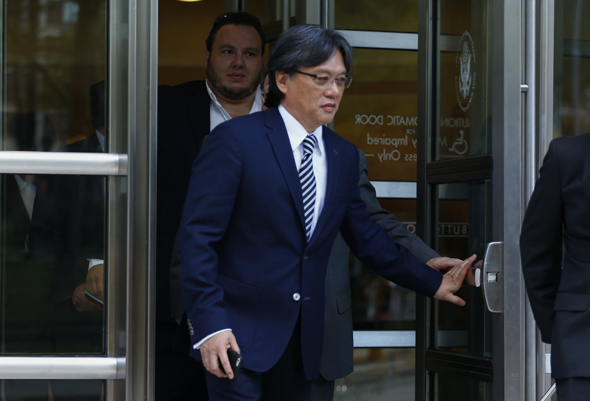 El expresidente de la Federación de Futbol de Costa Rica, Eduardo Li, sale de la corte de Nueva York, donde se declaró culpable de recibir sobornos. (Foto Prensa Libre:AFP)