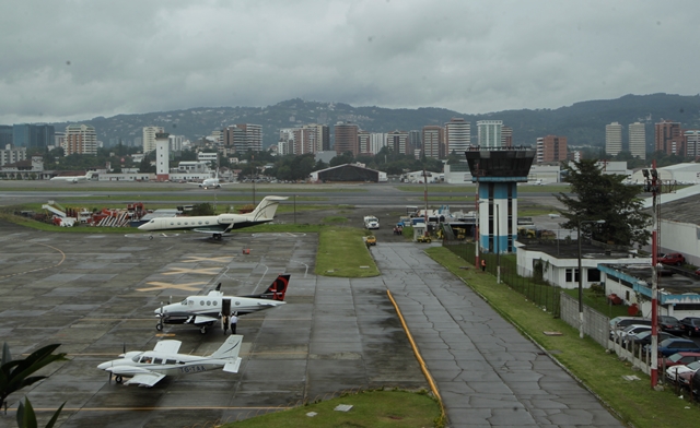 En el recapeo de la pista se invertirán Q10 millones. (Foto Prensa Libre: Hemeroteca PL)