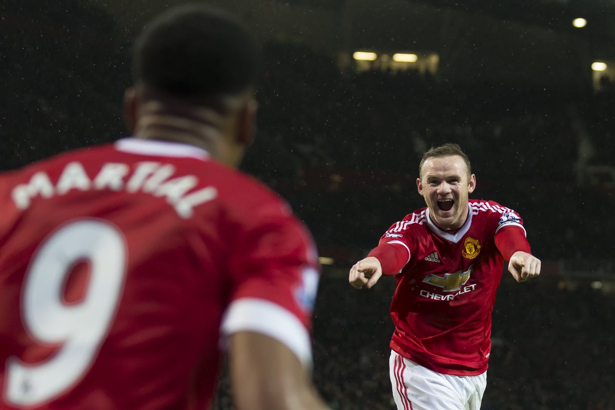 El delantero Wayne Rooney celebra el gol del triunfo junto a su compañero Anthony Martial. (Foto Prensa Libre: AP)