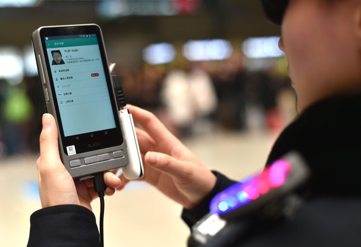 Las imágenes captadas por las gafas son procesadas con un sistema de Inteligencia Artificial que compara los rostros con la base de datos de sospechosos en China. (Foto Prensa Libre: AFP)
