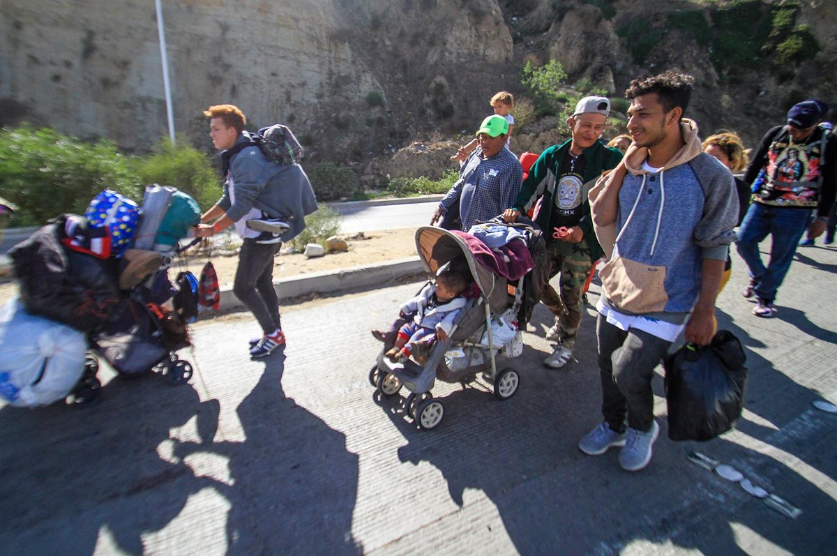 Migrantes centroamericanos llegan a Tijuana, México, donde se prevé que van a quedarse por meses. (Foto Prensa Libre: EFE)