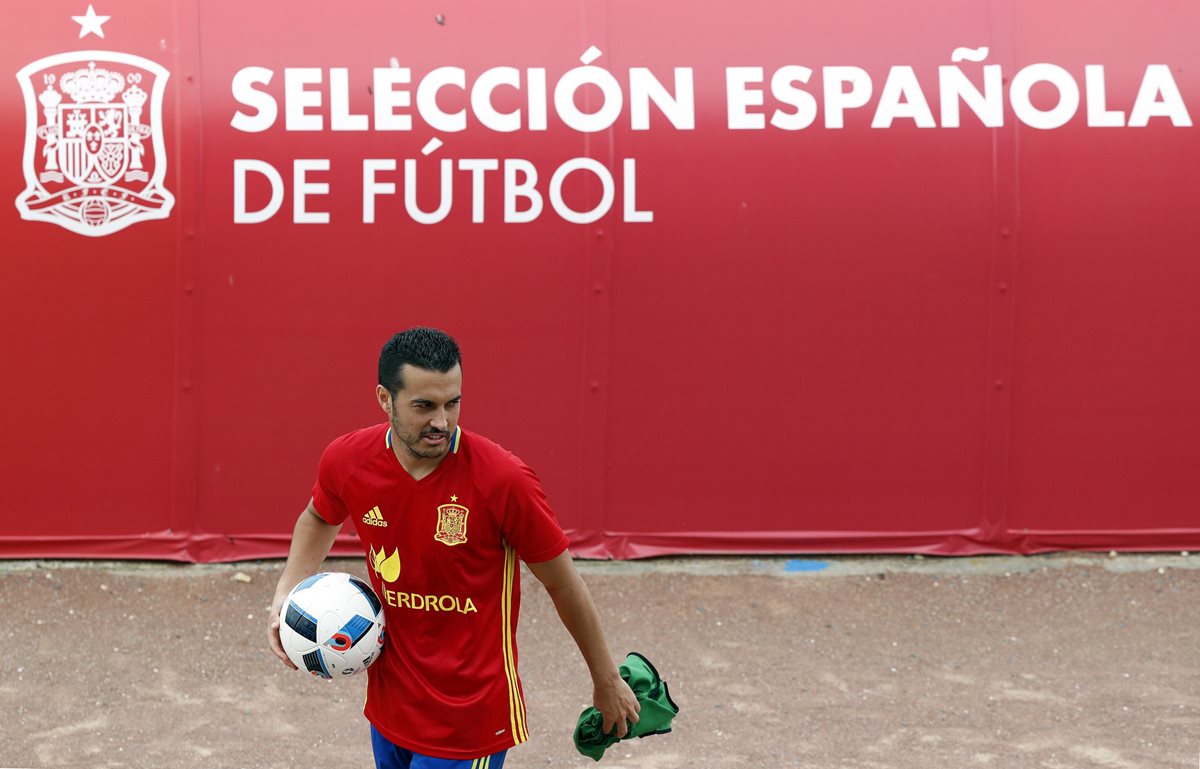 Pedro Rodríguez durante el entrenamiento en la Isla de Ré, lugar de concentración de la selección de España durante la disputa de la Eurocopa 2016. (Foto Prensa Libre: EFE)