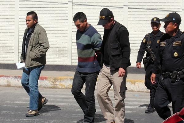 López es consignado por agentes. (Foto Prensa Libre: Hugo Oliva)<br _mce_bogus="1"/>