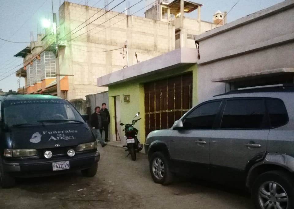 En la zona 10 de Quetzaltenango, un hombre supuestamente acuchilló a su madre e intentó quemar el cadáver. (Foto Prensa Libre: elQuetzalteco) 