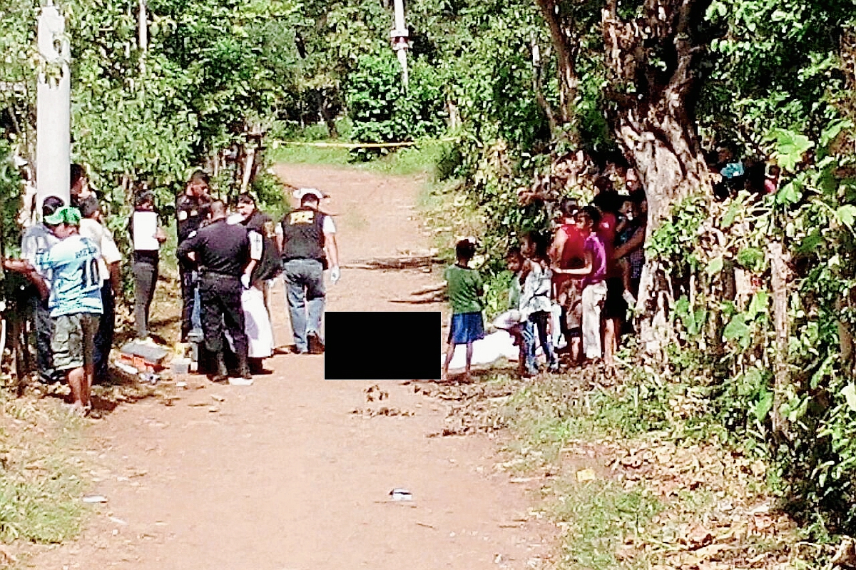 Agentes del  MP realizan peritaje en el lugar donde se encotraron los cadáveres de Carrera Hernández y su hijo. (Foto Prensa Libre: Oswaldo Cardona)