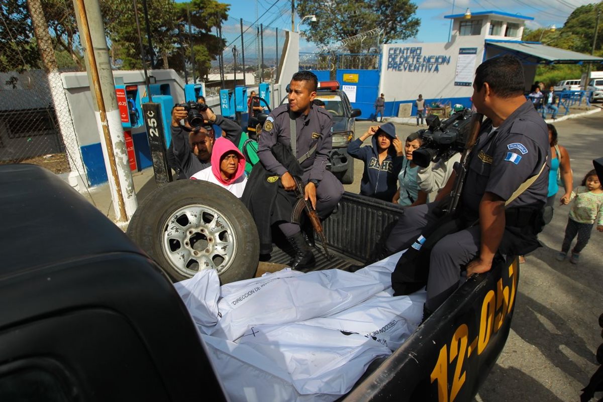 En la palangana de una patrulla sacaron los cadáveres de los dos reos del Preventivo de la zona 18. (Foto Prensa Libre: Álvaro Interiano)
