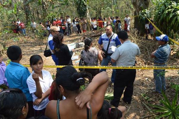 Un bebé recién nacido fue lanzado a un pozo en Nueva Santa Rosa, el cadáver tenía varios días de estar en el lugar. (Foto Prensa Libre: Oswaldo Cardona)