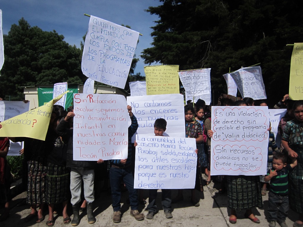 Decenas de estudiantes, padres de familia y maestros participaron en la marcha para exigir a las autoridades la refacción escolar. (Foto Prensa Libre: Ángel Julajuj).