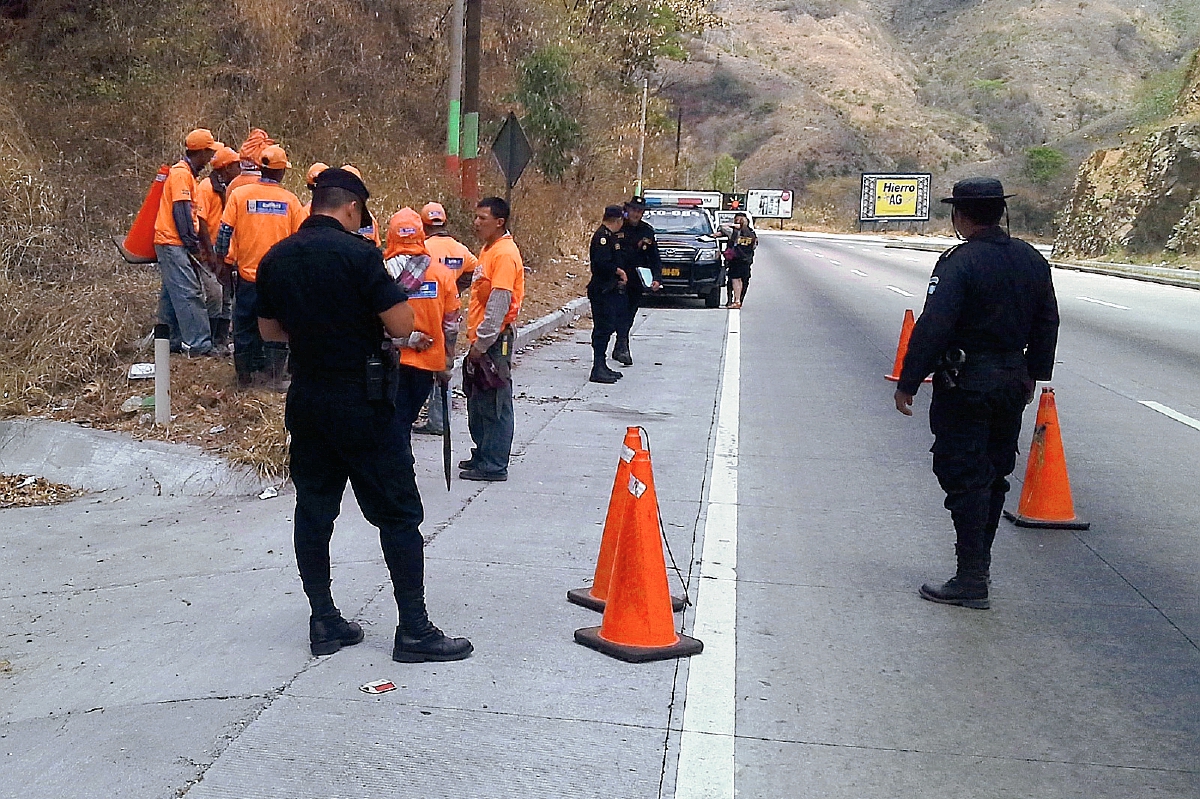 Lugar donde fue encontrado el cadáver de un hombre, en el km 39.5 de la ruta al Atlántico, en San Antonio La Paz, El Progreso. (Foto Prensa Libre: Héctor Contreras).