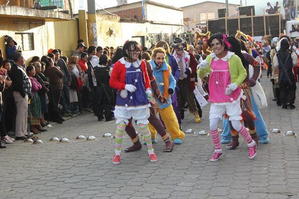 Estudiantes aprovechan las vacaciones para participar en el convite. (Foto Prensa LIbre: José Rosales)<br _mce_bogus="1"/>