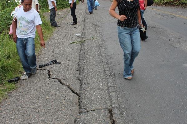 En la región de Santa Rosa se observaron gran cantidad de fisuras en la carretera debido a los sismos de este lunes. (Foto Prensa Libre: Oswaldo Cardona)<br _mce_bogus="1"/>