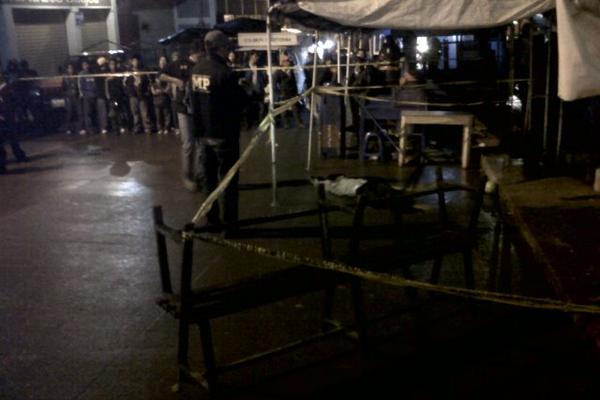 Agentes del MP examinan el lugar donde apareció muerto Marcos Cac. (Foto Prensa Libre: Óscar Figueroa)<br _mce_bogus="1"/>