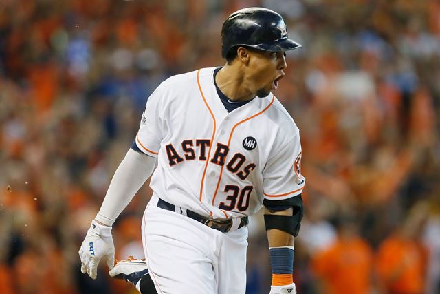 Carlos Gomez celebra una carrera que consiguió en el duelo (Foto Prensa Libre: AFP)