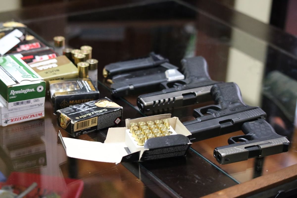 Doce armas de fuego de diferentes calibres fueron decomisadas en un operativo en Palín,Escuintla. (Foto Prensa Libre: Cortesía PNC)