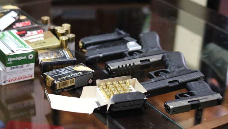 Doce armas de fuego de diferentes calibres fueron decomisadas en un operativo en Palín,Escuintla. (Foto Prensa Libre: Cortesía PNC)
