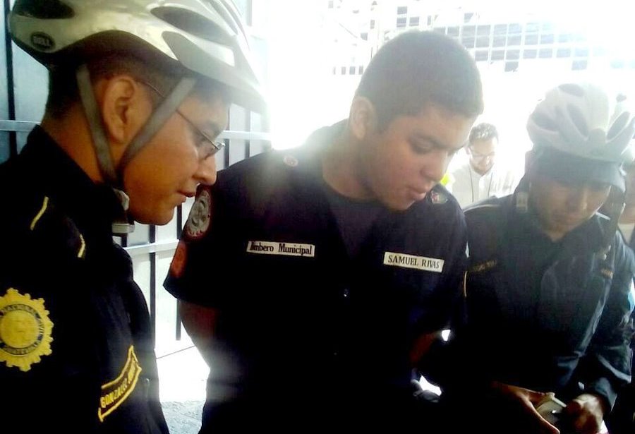 El falso bombero, Henry Rivas, ingresa a la Torre de Tribunales escoltado por la PNC. (Foto Prensa Libre: PNC)