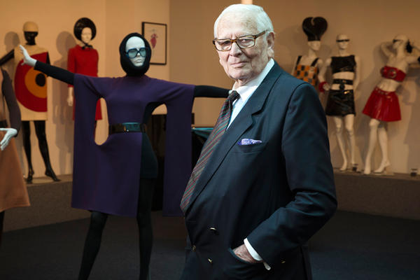 El diseñador posa entre varios de sus diseños en su nuevo museo. (Foto Prensa Libre: AFP)