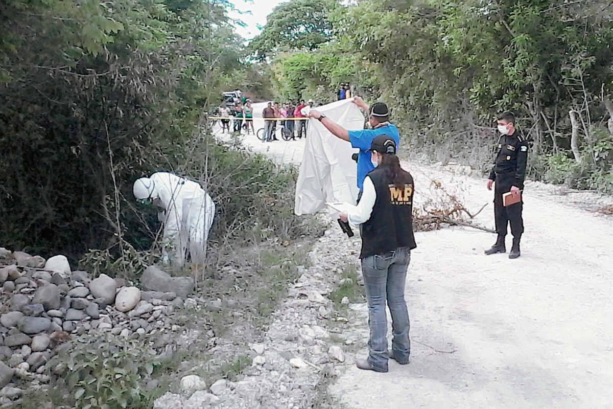 Fiscales del  Ministerio Público recogen evidencias en el área donde fueron localizados restos humanos, en Monjas, Jalapa. (Foto Prensa Libre: Bomberos Municipales Departamentales)