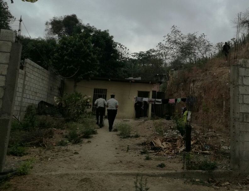 Agentes de la PNC rodean viviendas en Sanarate, El Progreso, en busca de presuntos integrantes de una banda delincuencial. (Foto Prensa Libre: Hugo Oliva)