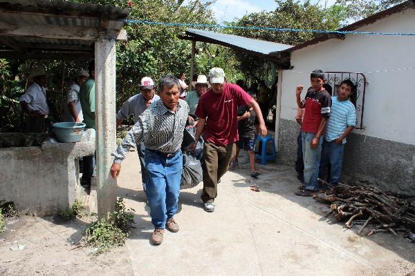 Pobladores trasladan el cuerpo de una de las víctimas de la violencia en San Pedro Pinula, el municipio más violento de Jalapa.