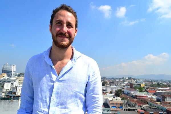 El artista local  Juan  Luis Aguilar promociona su reciente canción  y videoclip, llamada Pienso en ti. (Foto Prensa Libre: Ángel Elías)